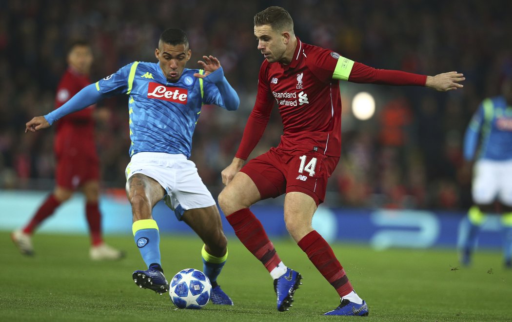 Kapitán Liverpoolu Jordan Henderson v souboji s Allanem z Neapole