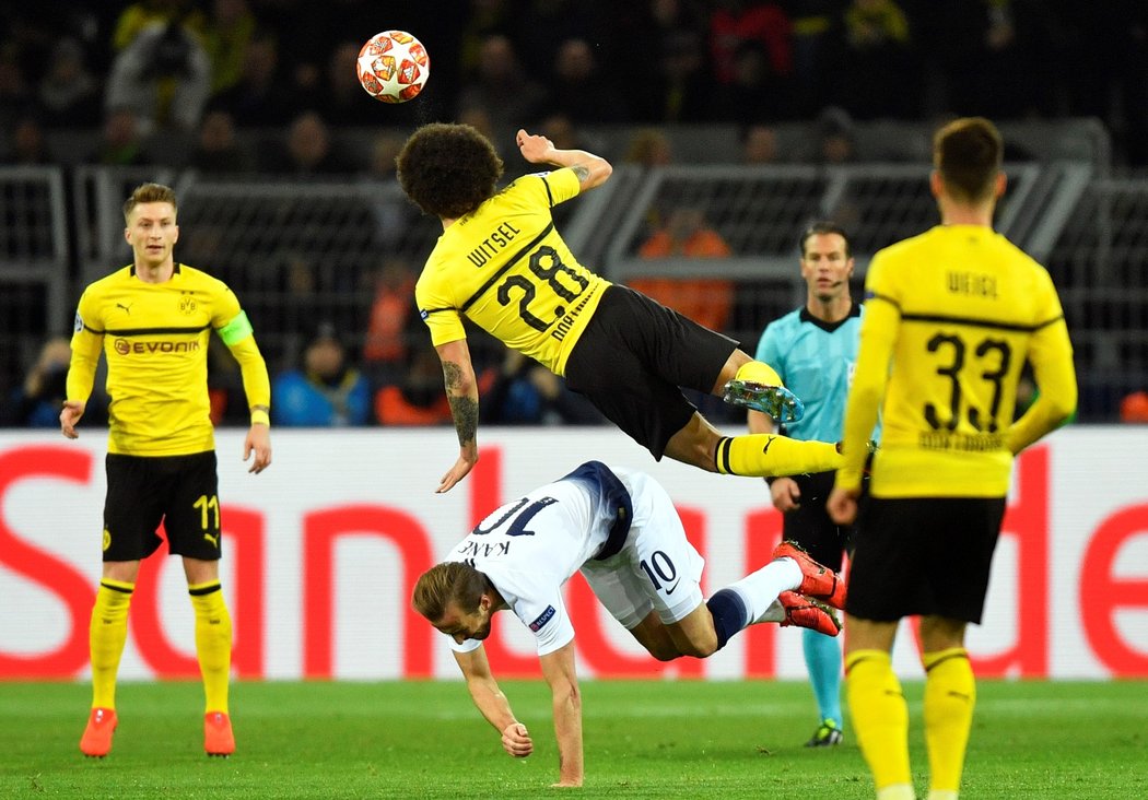 Axel Witsel (ve výskoku) a Harry Kane svedli vzdušný souboj o balon během duelu Borussie Dortmund s Tottenhamem