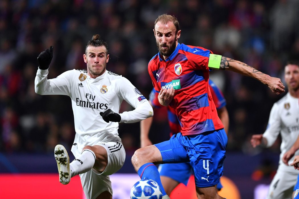 Roman Hubník v zápase proti Realu Madrid, do souboje s ním jde Gareth Bale