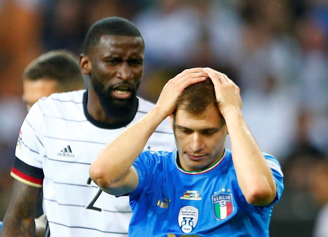 Antonio Rüdiger slaví další gól Německa, Italové jsou zklamaní
