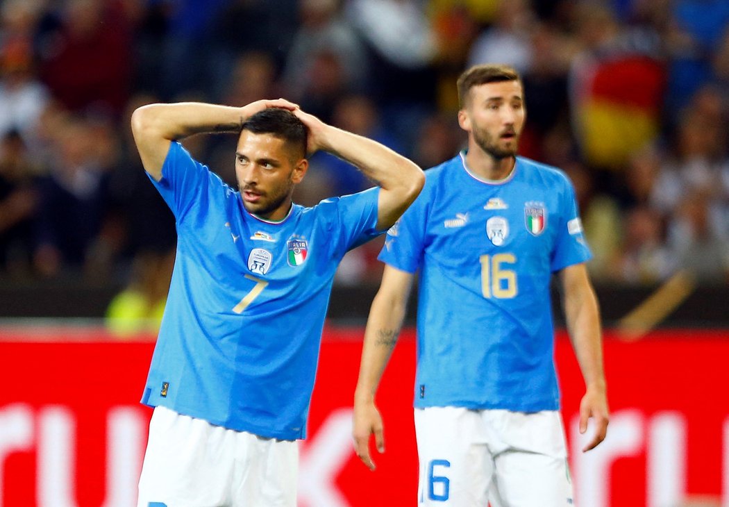 Zdrcení Italové po dalším gólu Německa