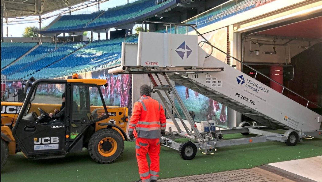 Fotbalový klub z Lipska musel kvůli přísným opatřením proti šíření koronaviru před dnešním restartem bundesligy požádat o pomoc místní letiště.