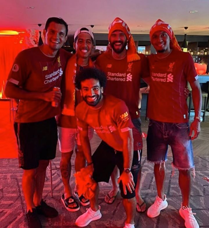 Oslavné foto šťastných hráčů - dole Mohamed Salah, nad ním zleva Dejan Lovren, Roberto Firmino, Alisson Becker a Fabinho