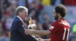 Kenny Dalglish předává Salahovi cennou trofej