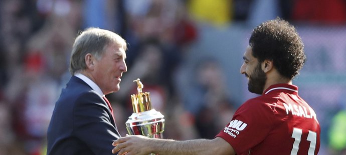 Kenny Dalglish předává Salahovi cennou trofej