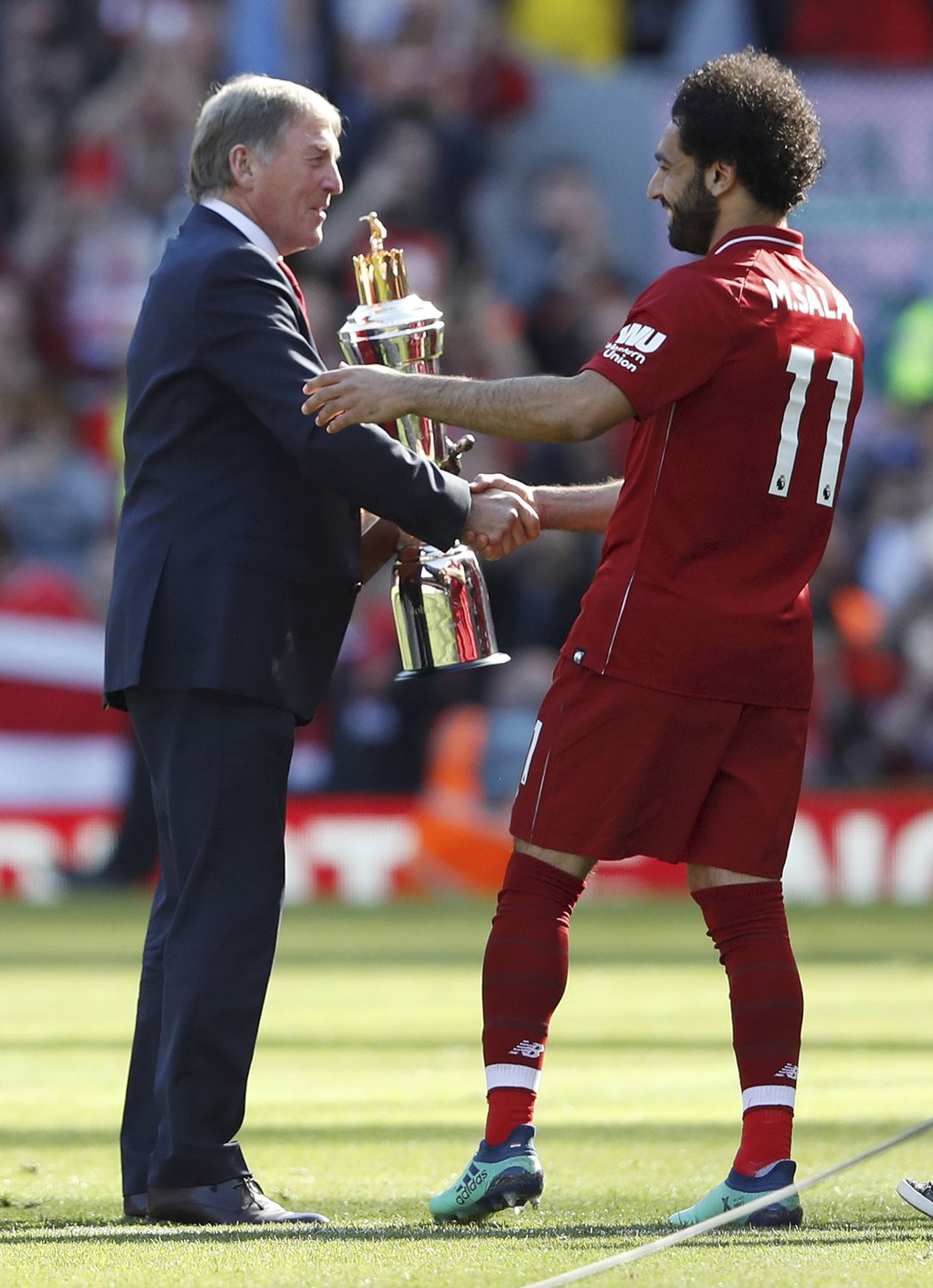 Kenny Dalglish předává Salahovi cennou trofej
