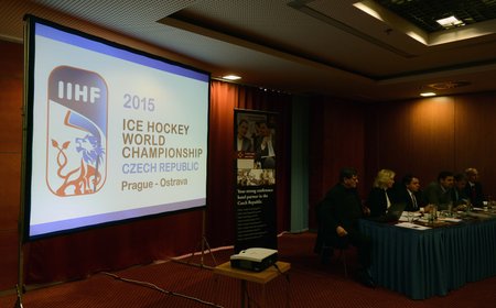 Dominantním znakem loga hokejového mistrovství světa, které se v roce 2015 uskuteční v Praze a Ostravě, bude dvouocasý lev držící hokejku
