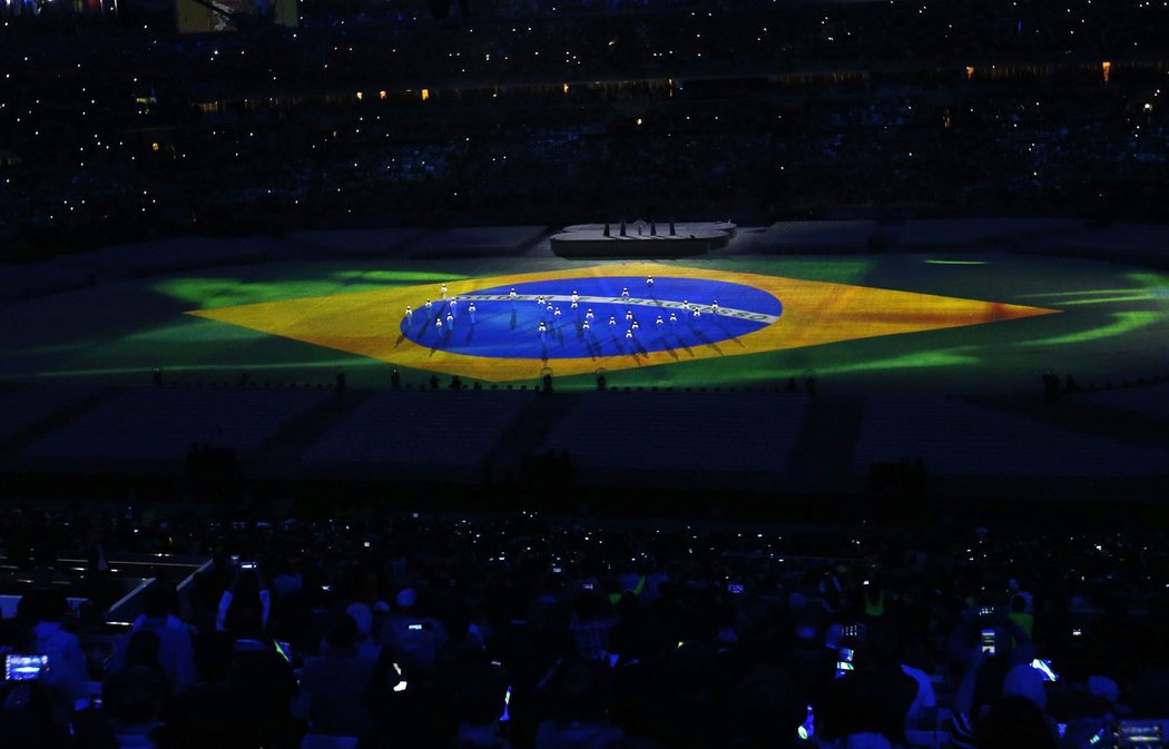 Slavnostní ceremoniál na slavném brazilském stadionu.