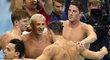 Ryan Lochte a Michael Phelps se radují z další zlaté medaile v jejich bohaté kariéře