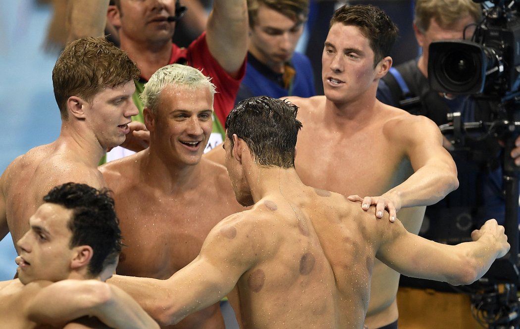 Ryan Lochte a Michael Phelps se radují z další zlaté medaile v jejich bohaté kariéře