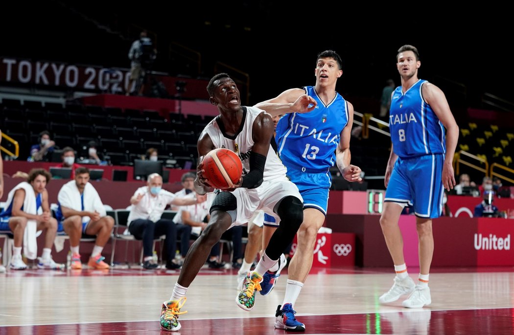 Basketbalisté Itálie a Německe v zápase skupiny B