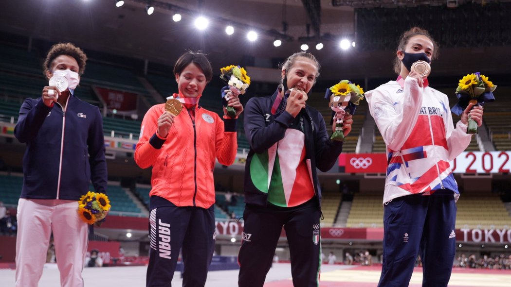 Zleva stříbrná Amandine Buchardová, zlatá Uta Abeová a bronzové Odette Giuffridaová a Chelsie Gilesová