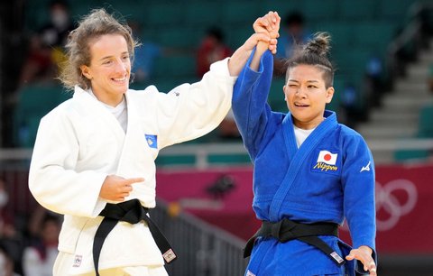 Distria Krasniqiová z Kosova po zápase s Japonkou Funou Tonakiovou