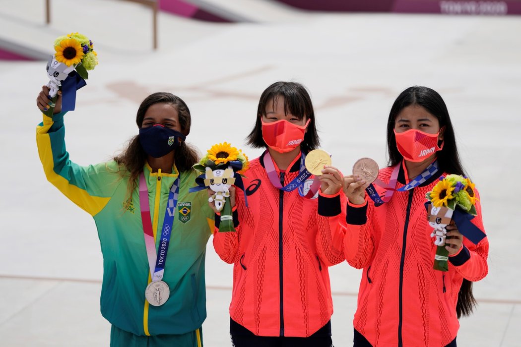 Zleva stříbrná Rayssa Lealová z Brazílie, zlatá Momidži Nišijová z Japonska a bronzová Funa Nakajamaová z Jaoponska