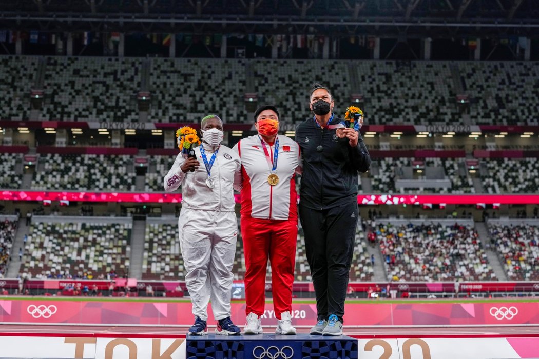Medailový ceremoniál koulařek, uprostřed zlatá Číňanka Lijia Gongová, vlevo stříbrná Američanka Raven Saundersová a bronzová Valerie Adamsová z Nového Zélandu