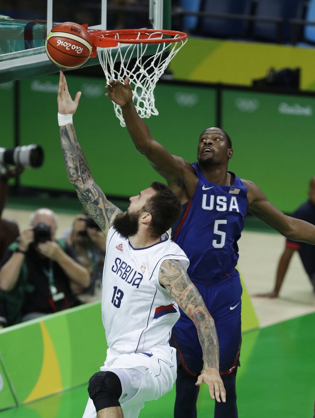 Miroslav Raduljice ze Srbska bojuje s Kevinem Durantem ve finále turnaje basketbalistů v Riu