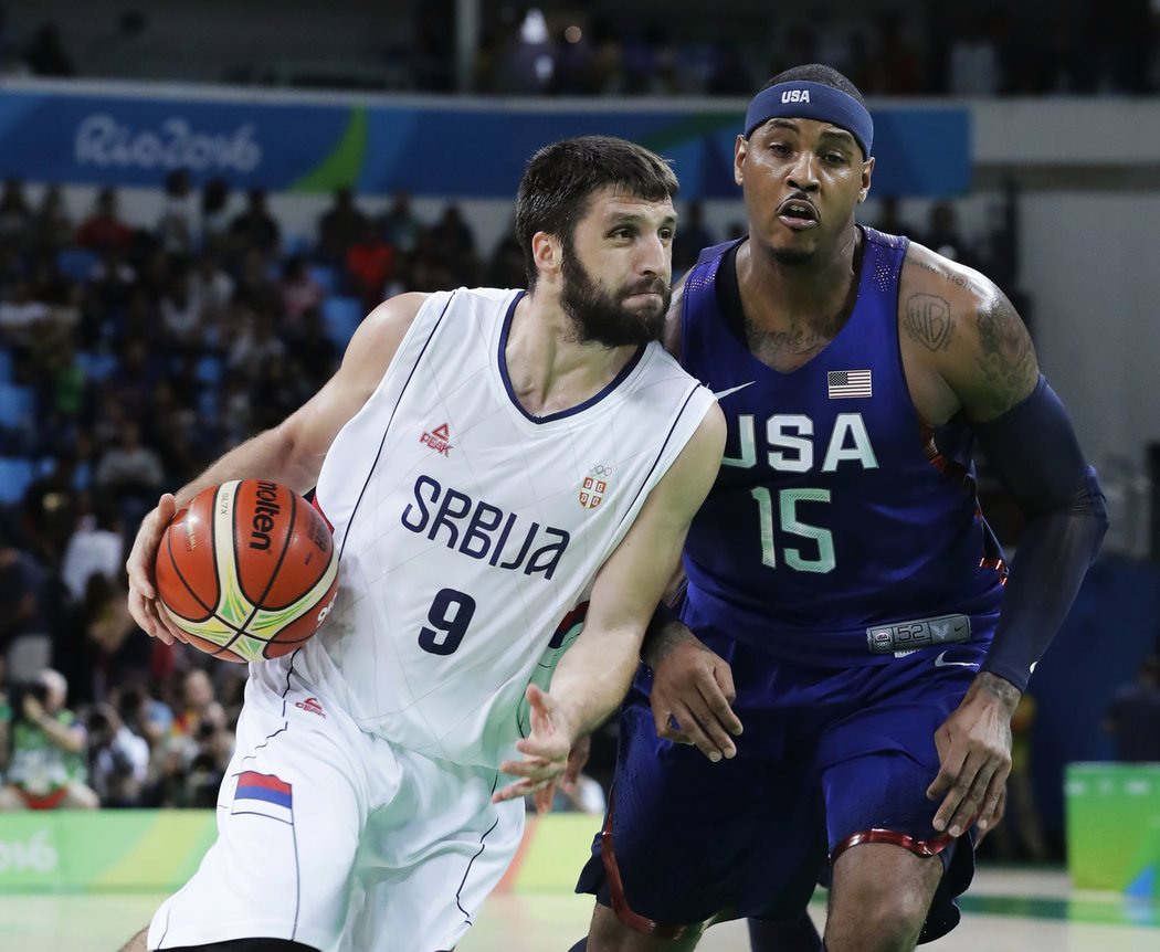 Srb Stefan Markovič s Američanem Carmalo Anthonym ve finále basketbalu na LOH v Riu