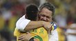 Neymar se objímá s trenérem Rogeriem Micalem