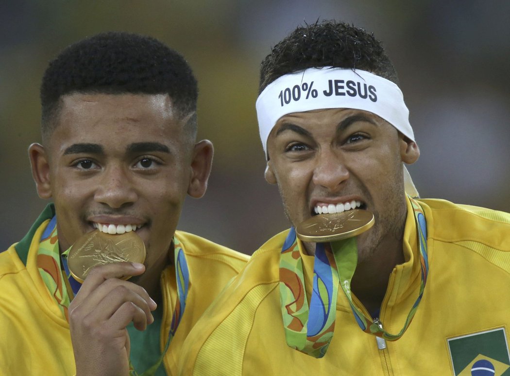 Gabriel Jesus a Neymar slaví brazilské fotbalové zlato