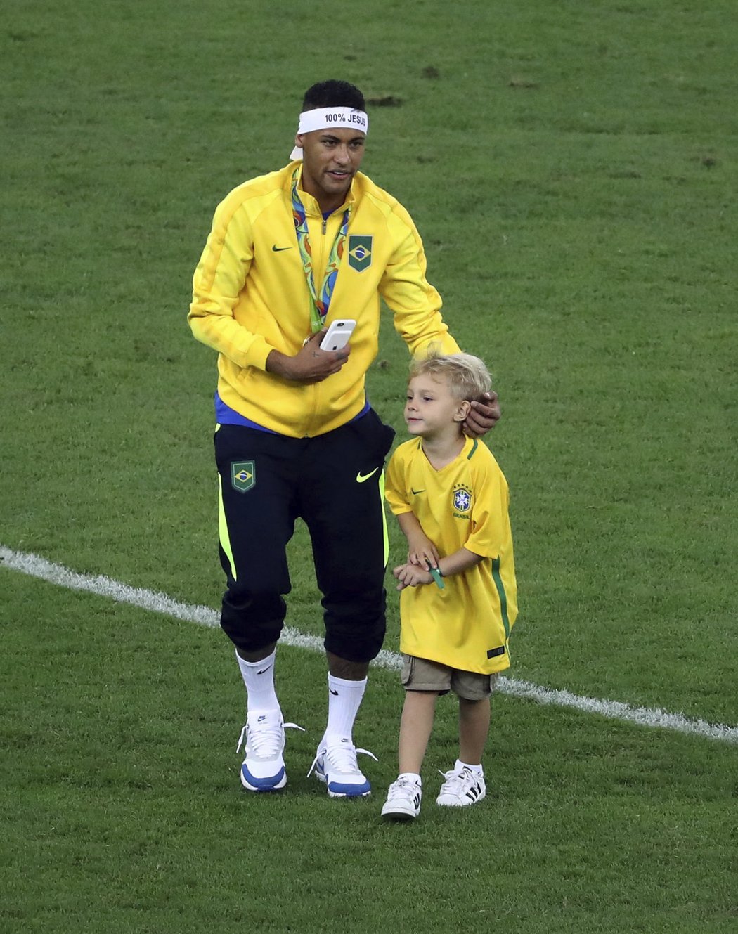Neymar a jeho syn David Lucca po vítězství v olympijském turnaji