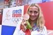 Šťastná Petra Kvitová ukazuje bronzovou medaili