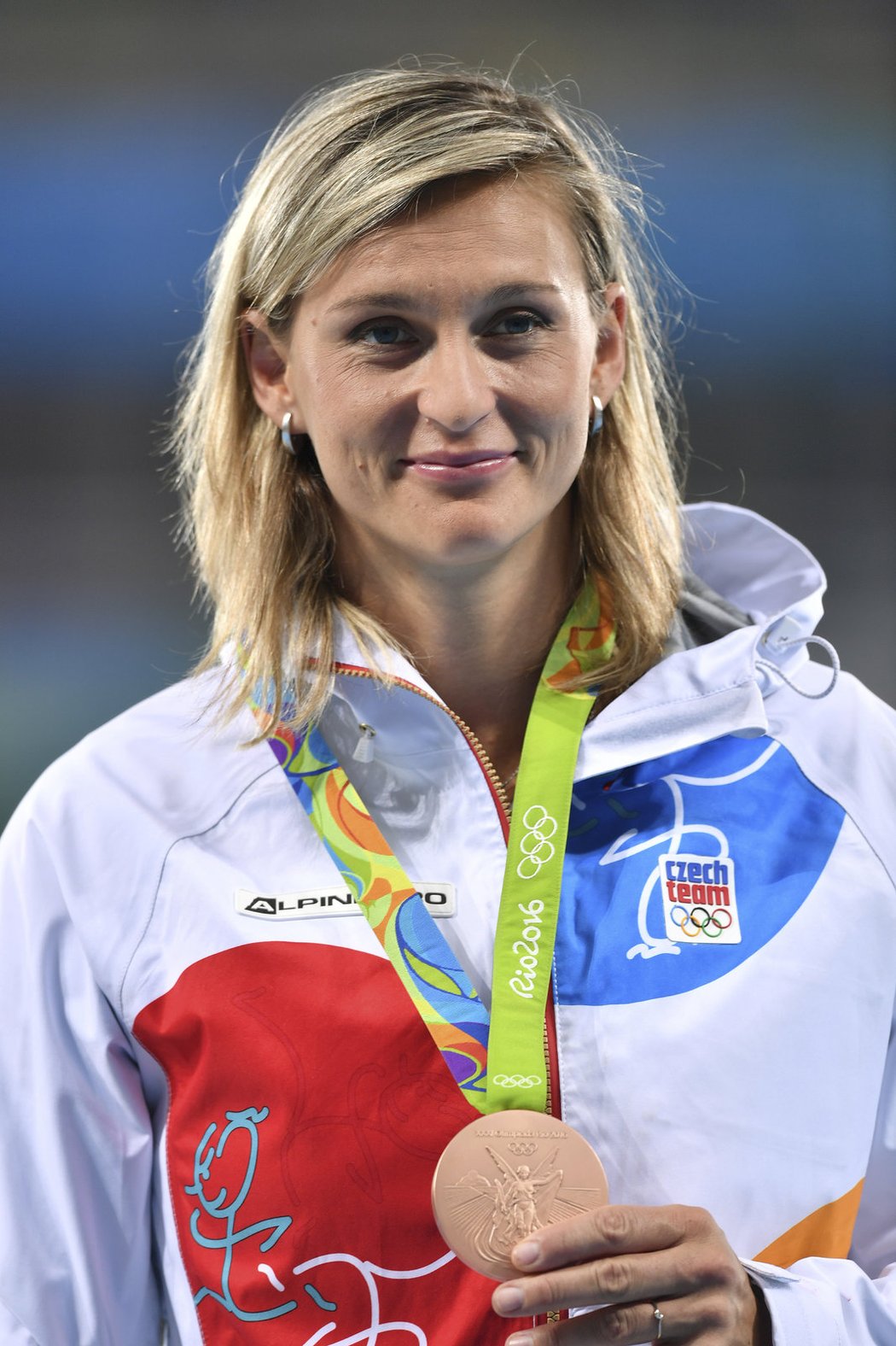 Barbora Špotáková s bronzovou medailí z olympiády v Riu na krku