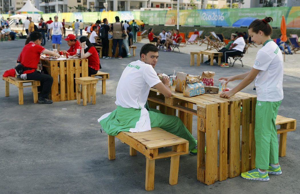 Možnosti jíst ve fast foodu zdarma využívá řada sportovců v olympijské vesnici