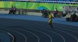 Usain Bolt házel oštěpem už na potemnělém stadionu po triumfu ve štafetě