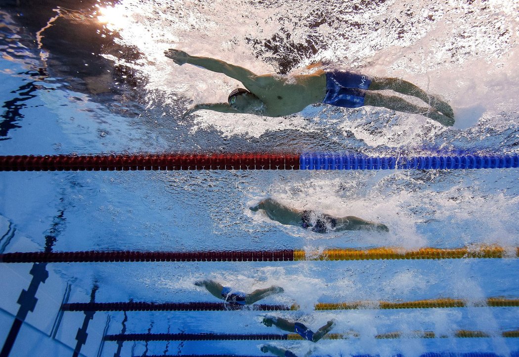 Michael Phelps tentokrát v olympijském bazénu na zlatou medaili nedosáhl. Na trati 100 metrů motýlek skončil na děleném druhém místě.