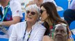 Šéf formule 1 Bernie Ecclestone s manžekou Ivy Bamfordovou na plážovém volejbalu