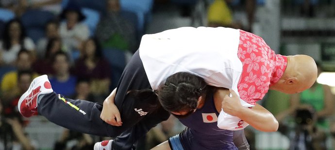 Japonská zápasnice Risako Kawaiová oslavila svůj olympijský triumf ve váze do 63 kg. Po finálovém vítězství dvakrát praštila s reprezentačním koučem o žíněnku a pak si ho ještě posadila na ramena.