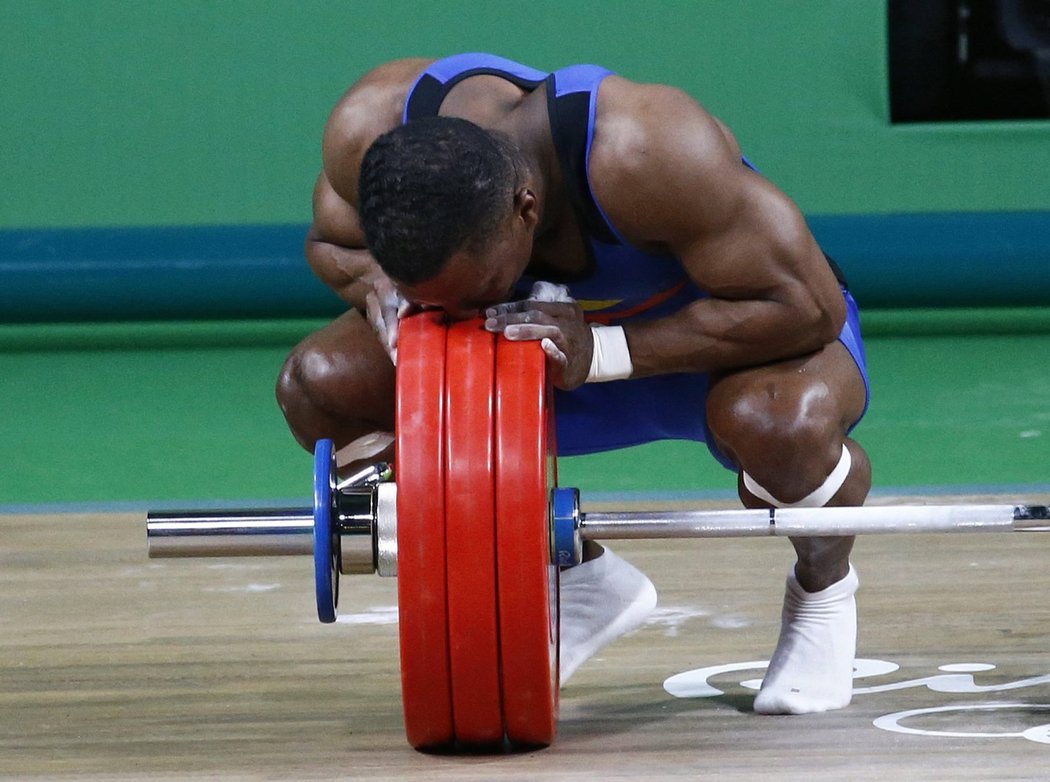 Kolumbijský vzpěrač Alberto Mosquera poté, co vybojoval zlato