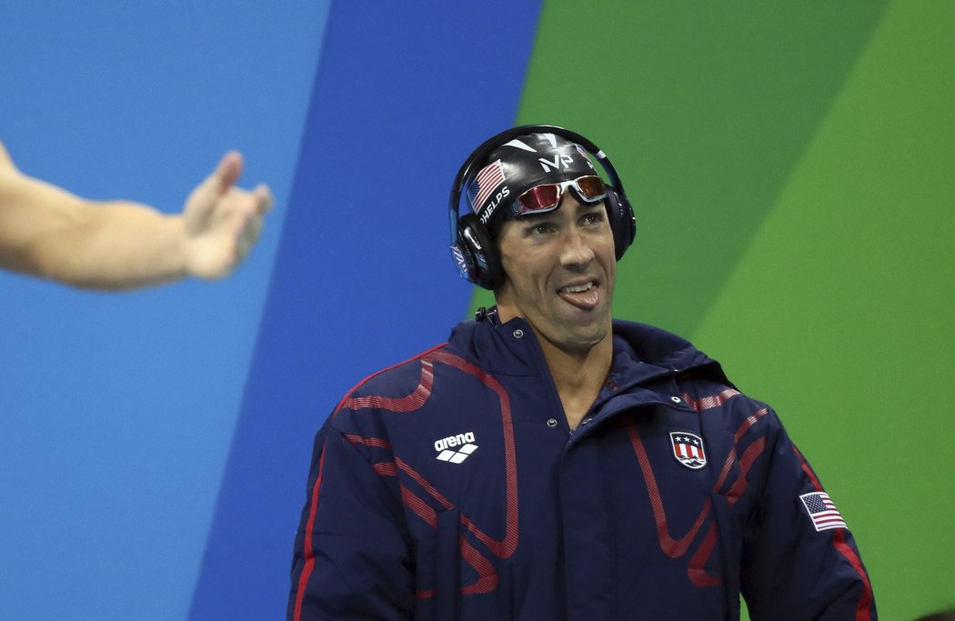 Plavecký fenomén Michael Phelps před zlatou štafetou se sluchátky na uších