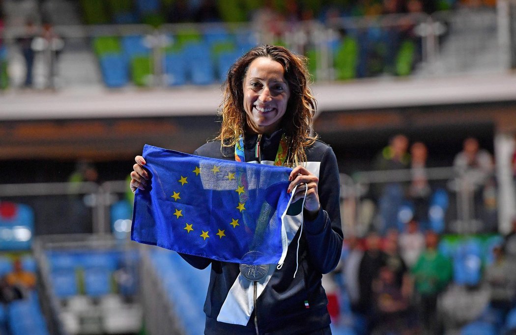 Italská šermířka Elisa di Franciscaová slavila stříbrnou medaili s vlajkou Evropské unie