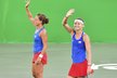 Lucie Šafářová a Barbora Strýcová se radují ze zisku bronzové olympijské medaile