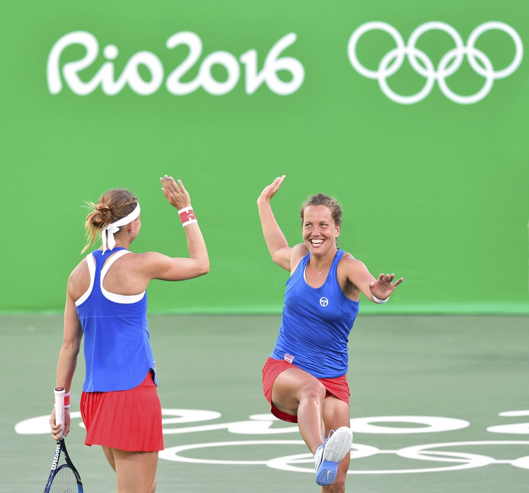 Dej mi pět! Lucie Šafářová a Barbora Strýcová právě v Riu získali bronzové olympijské medaile