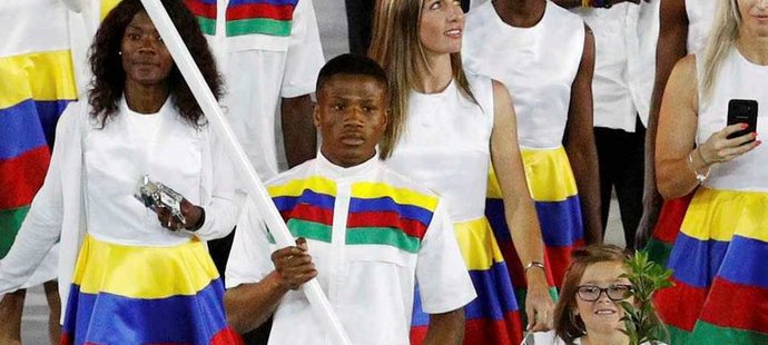 Boxer Junas Junias přivádí výpravu Namibie na slavnostním zahájení olympiády v Riu
