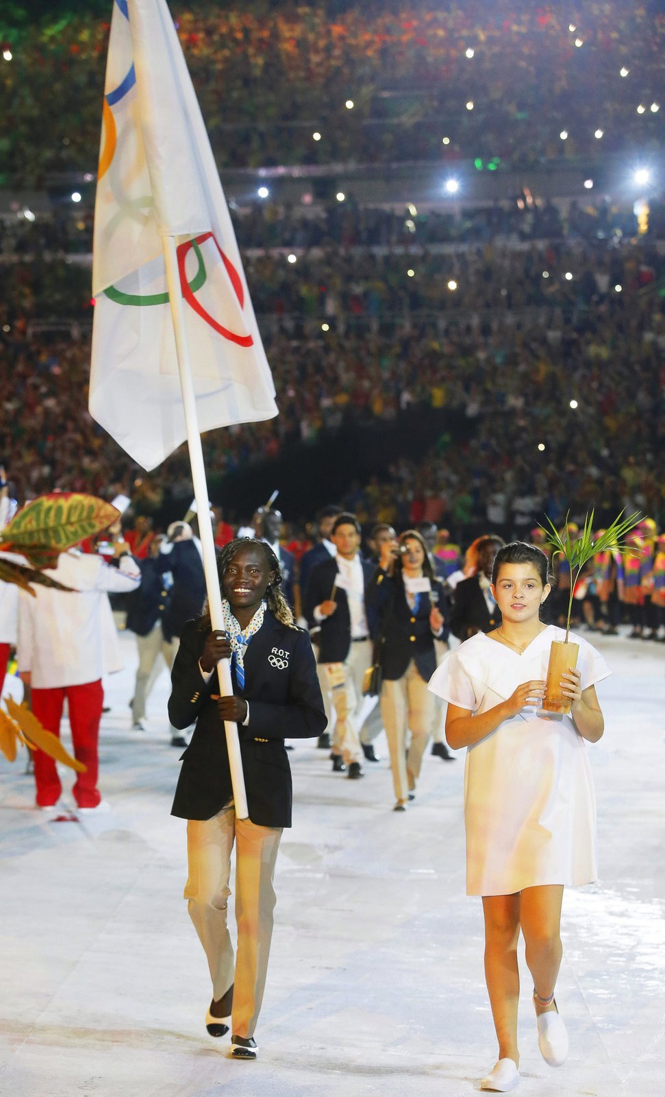 Tým uprchíků s olympijskou vlajkou vedla běžkyně Rose Lokonyenová, která pochází z Jižního Sudánu