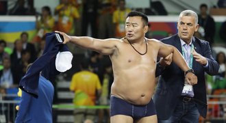 Protestní striptýz! Mongolští trenéři zuřili, sudí trestali za tanec