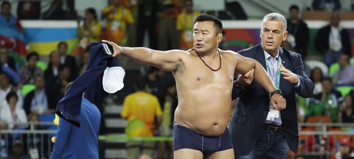 Trenéři mongolského zápasníka se začali na protest proti verdiktu sudích svlékat