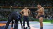 Trenéři mongolského zápasníka se začali na protest proti verdiktu sudích svlékat