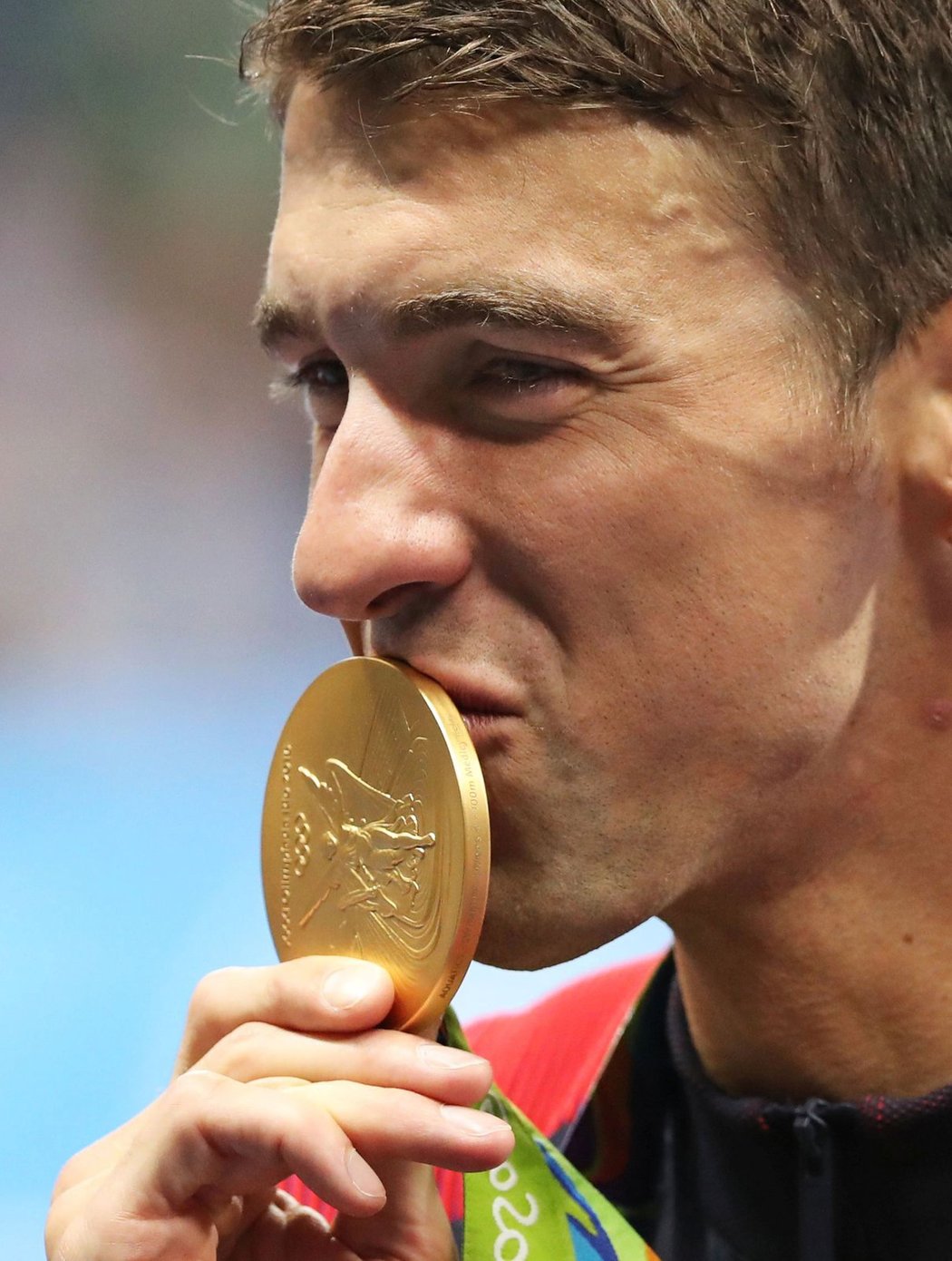Michael Phelps líbá další získaný cenný kov