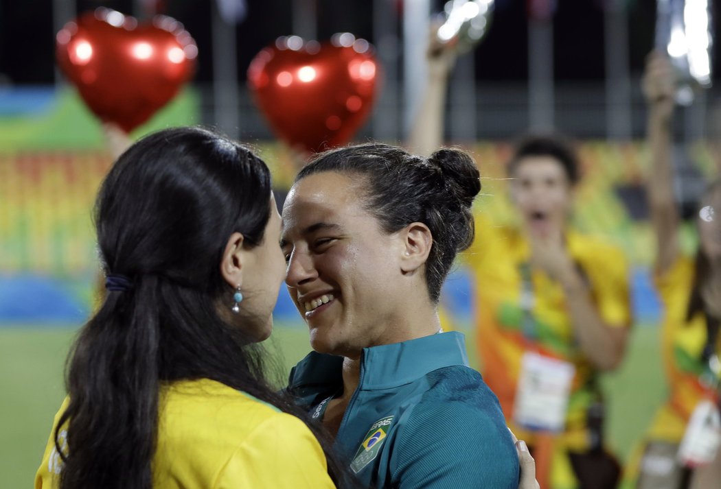 Isadora Cerullová se zasnoubila přímo na stadionu