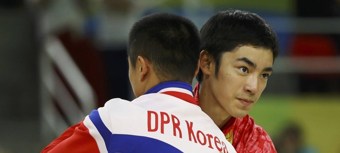 Severokorejský gymnasta Ri Se-kwang v objetí s japonským gymnastou