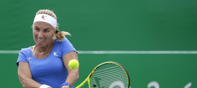 Světlana Kuzněcovová v utkání s českými tenistkami Hlaváčkovou a Hradeckou