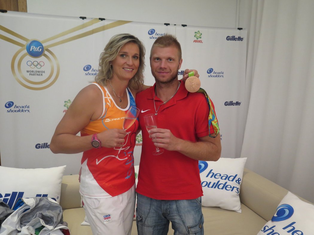 Barbora Špotáková s přítelem Lukášem oslavili její bronz v domě Procter and Gamble