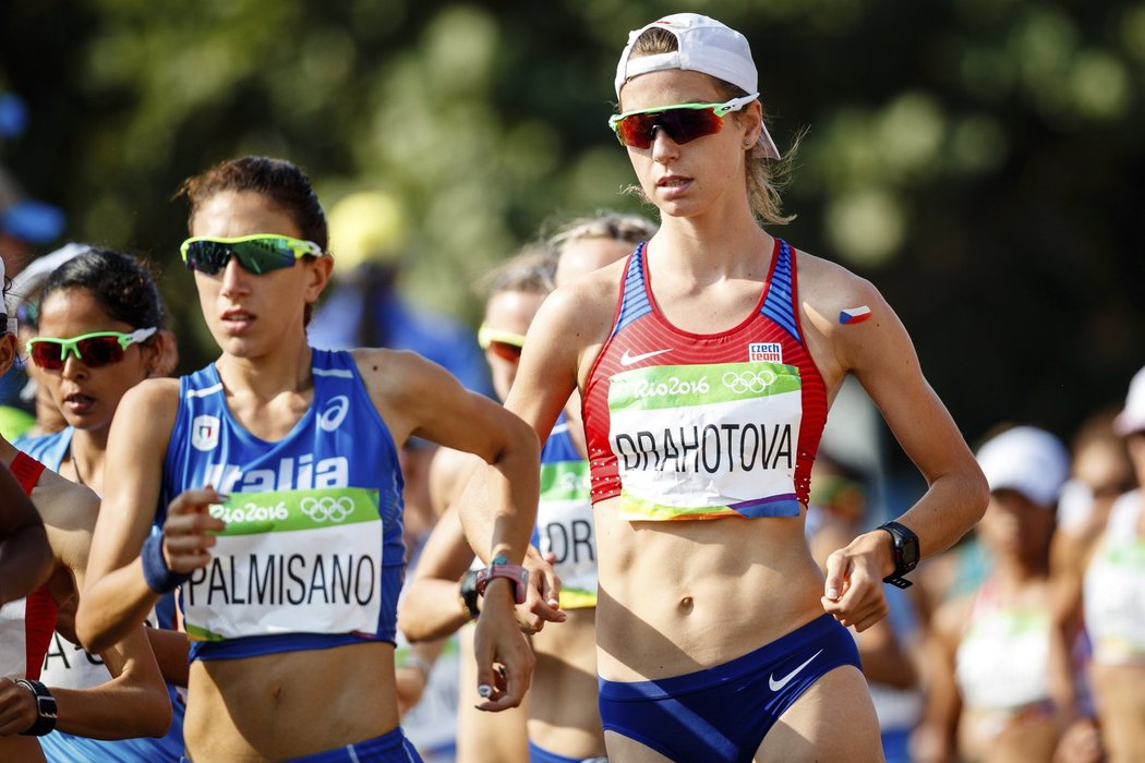 Anežka Drahotová (vpravo) na trati olympijského závodu v chůzi v Riu