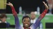 Americká gymnastka Simone Bilesová mává divákům v Riu poté, co získala své čtvrté zlato