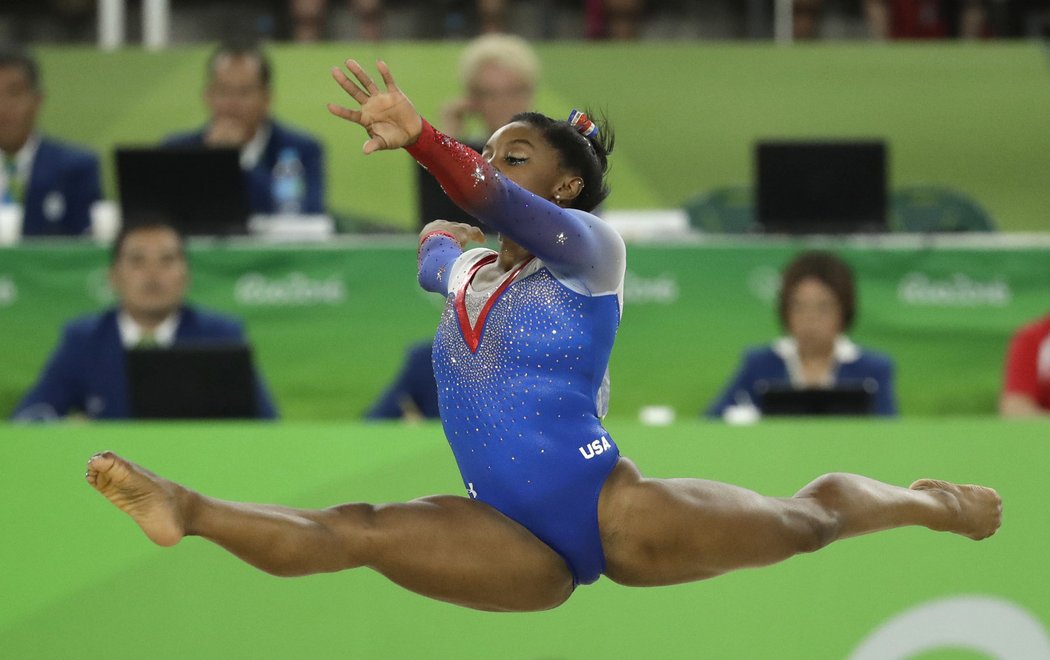 Americká gymnastka Simone Bilesová v Riu při zisku rekordní čtvrté zlaté medaile