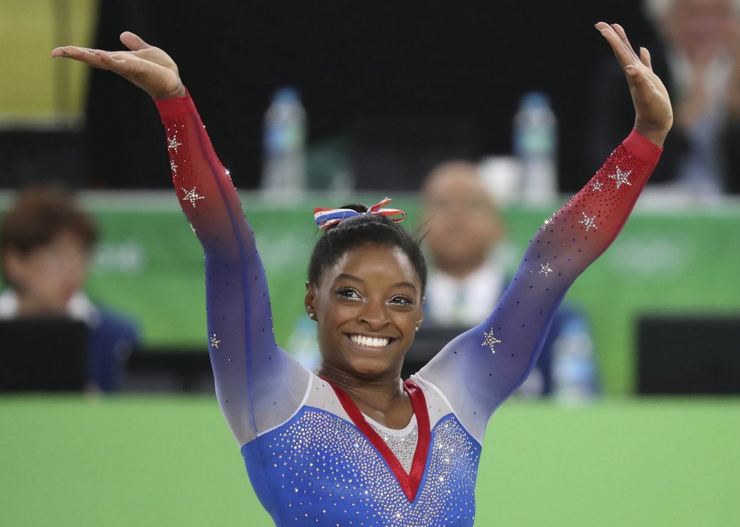 Americká gymnastka Simone Bilesová mává divákům v Riu poté, co získala své čtvrté zlato